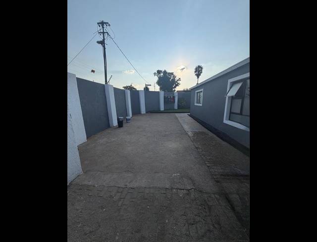 3 BEDROOM HOUSE FOR SALE IN SOUTH HILLS